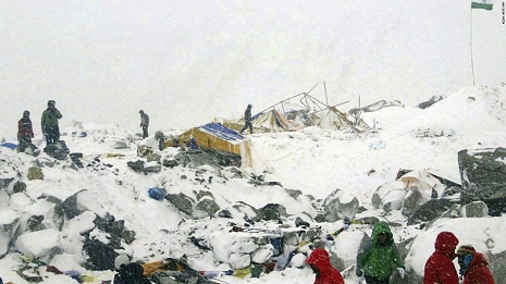 Horrifying VIDEO Of Everest Base-Camp Destroyed By Dangerous Avalanche